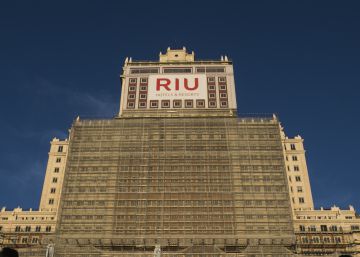 Cifuentes cuestiona subir la protección del Edificio España que pide Carmena