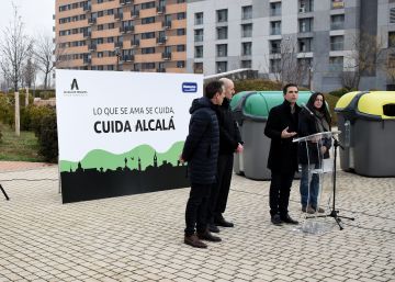 Alcalá de Henares sustituye sus contenedores de basura por otros de carga lateral