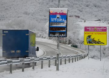 Rescatados en todoterrenos los 51 pasajeros de un Alvia atascado por la nieve en Álava