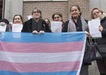 El defensor del pueblo ve “discriminatorio” el incumplimiento de la ‘ley trans’