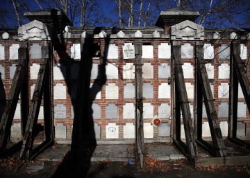 Exhumación masiva en La Almudena para reformar parte de los columbarios