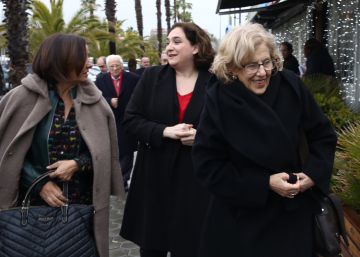 Carmena a Colau, en un dinar a Barcelona: “Catalans, us estimem molt”