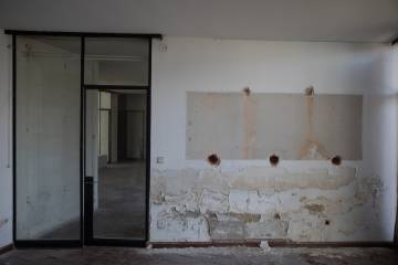 Pared del salón de la vivienda con humedades.