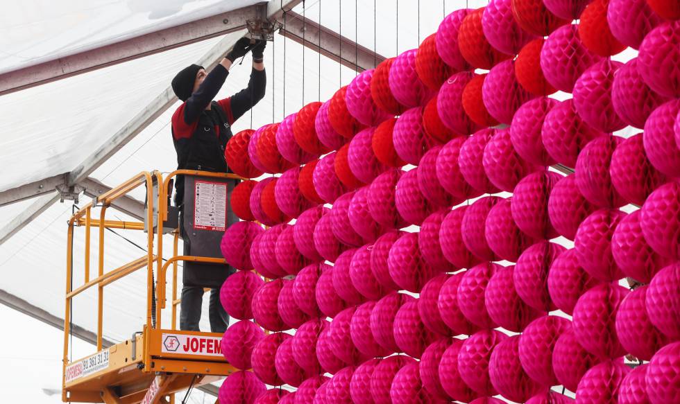 Instalación de farolillos en Usera para la fiesta china.