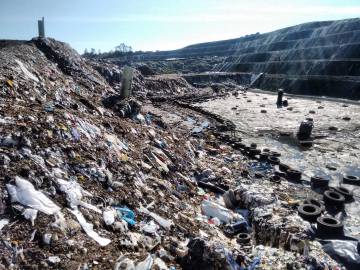 Vertedero de "residuos industriales no peligrosos" fotografiado por la plataforma de afectados en el Complejo Ambiental de Miramontes.