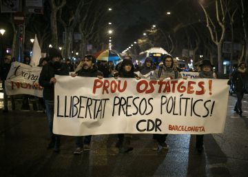 Un centenar de miembros de CDR cortan la Gran Vía en pleno MWC
