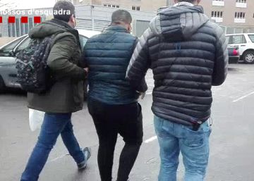 Detingut un jove per obligar el seu germà a fingir que era sordmut, demanar diners i robar