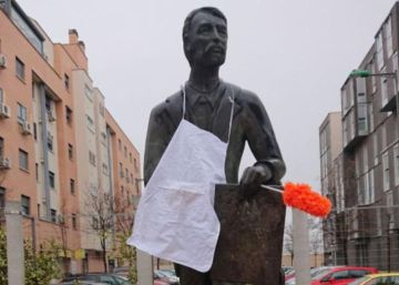 Estatuas de Madrid dedicadas a hombres amanecen con un delantal y un plumero
