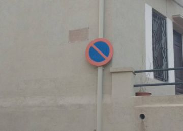 Retirada de la Colònia Güell una placa en homenaje a un condenado por terrorismo