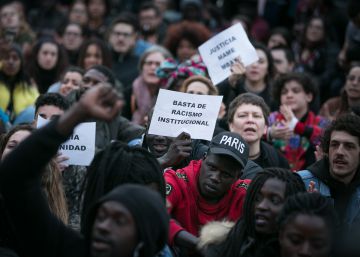 Centenars de manters protesten a Barcelona per la mort d’un company a Lavapiés