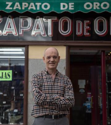 Luis Miguel García, delante de su zapatería en Lavapiés.