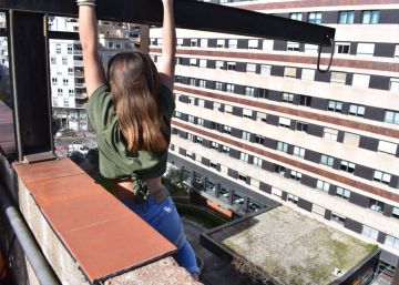 La policía rescata a una adolescente que se colgó de un tejado para hacerse una foto