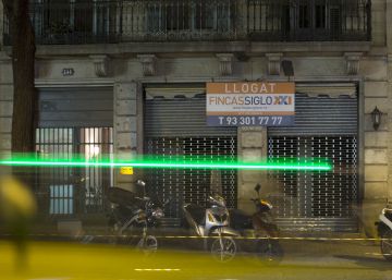 La crisi i la venda en línia buiden un de cada tres locals comercials