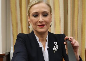 L’oposició demana explicacions a Cifuentes per la suposada falsificació d’un màster