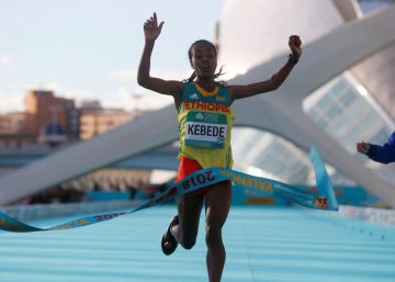 Kebede consigue en Valencia un nuevo récord femenino y Kamworor, el triplete mundial