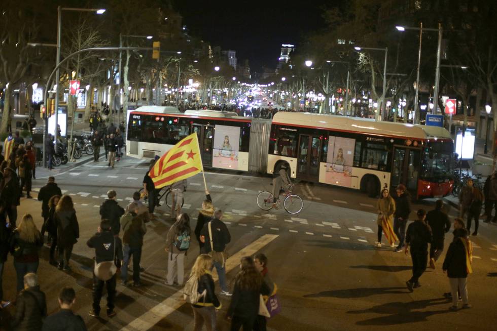 Miles de personas protestan en Barcelona por la detención de Puigdemont