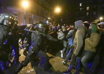 Aldarulls a Barcelona després de la protesta per la detenció de Puigdemont