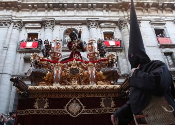 La cruz del Jesús del Gran Poder se rompe al chocar con un semáforo