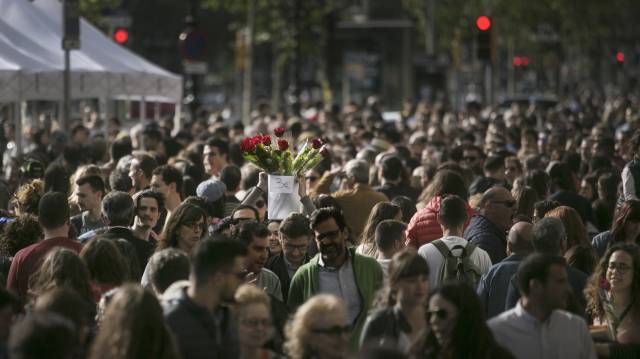 El Paseo de Gràcia, una de las zonas más densas en la diada de Sant Jordi.