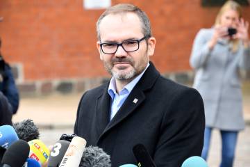 El vicepresident del Parlament, Josep Costa, en arribar a a la presó.