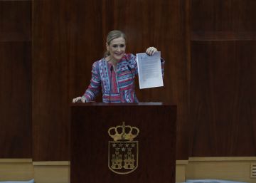 La presidenta del tribunal de Cifuentes dice que ella no firmó el acta del máster