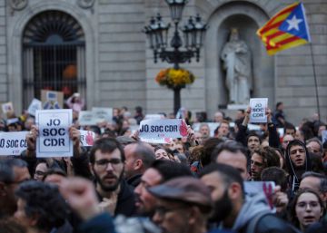 Unas 3.500 personas llenan la plaza Sant Jaume en apoyo a los CDR