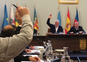 Martínez vuelve a votar con el PP y “ya no tiene cabida” en el grupo socialista