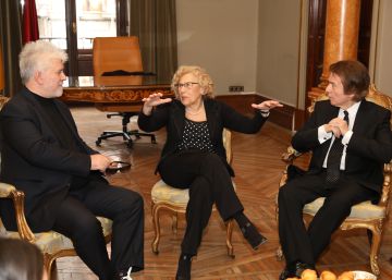 Almodóvar y Raphael reciben el título de hijo adoptivo de la capital