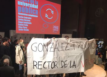 El rector de la URJC en tiempos del máster de Cifuentes evita una protesta estudiantil