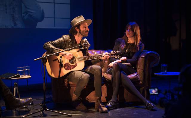 Leiva y Wilma Lorenzo, ayer, en el encuentro con suscriptores de EL PAÍS.
