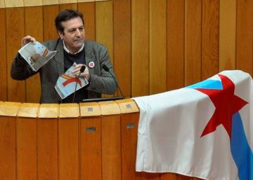 El Parlamento gallego no sancionará al diputado que rompió la foto del Rey