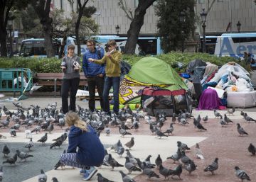 La oposición fuerza a Colau a convocar un pleno sobre inseguridad y narcopisos