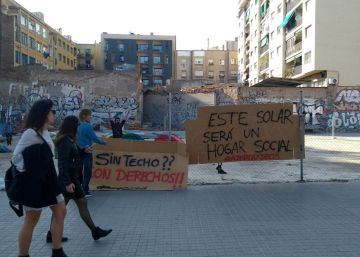 La acampada de los ‘sin techo’ se reubica junto a Arc de Triomf