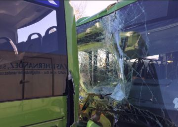 26 heridos leves tras un choque entre dos autobuses en la A-6