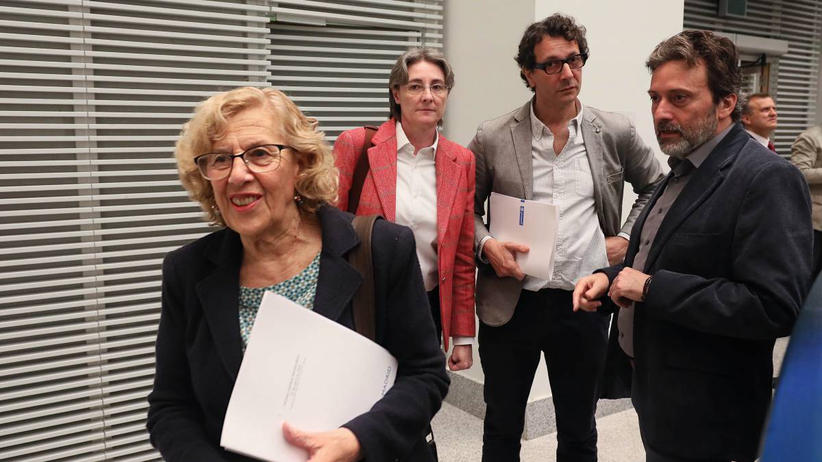 Manuela Carmena y Mauricio Valiente (derecha) durante el pleno extraordinario por la muerte del niño en El Retiro.