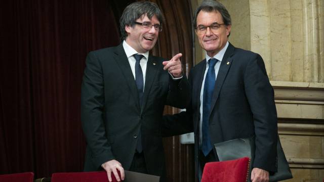 Puigdemont y Mas en el Parlament, en octubre.