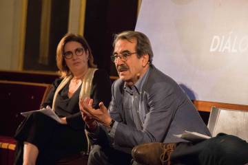 Monserrat Domínguez y Emilio Ontiveros durante la mesa redonda en La Nau. Fundación Cañada Blanch