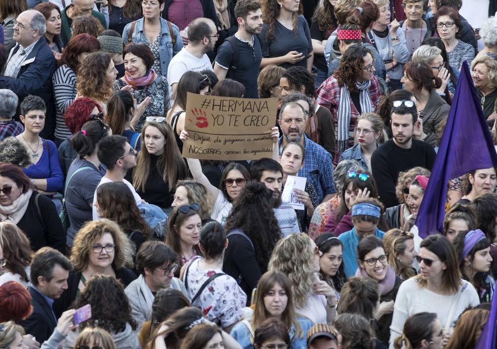 Miles de personas protestan en Valencia por la sentencia de La Manada