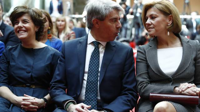 Soraya Sáez de Santamaría, Ángel Garrido y Dolores de Cospedal, en la fiesta del Dos de Mayo.