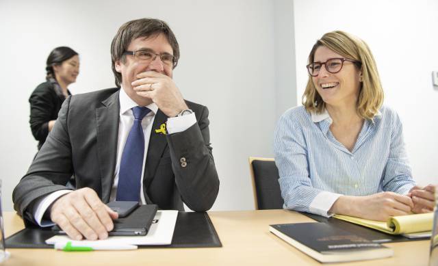 El expresidente Carles Puigdemont y la diputada Elsa Artadi, ayer en Berlín.