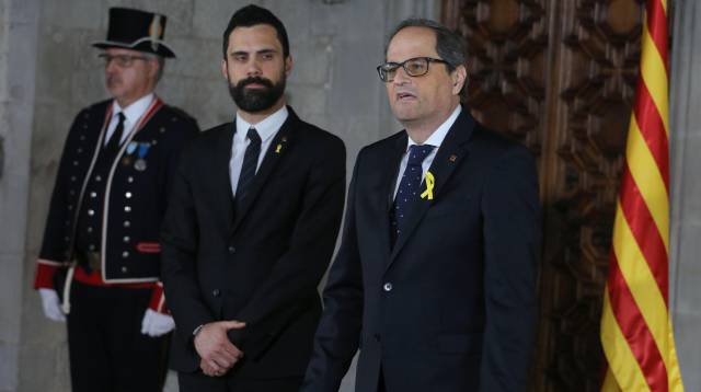 Quim Torra promete el cargo bajo la mirada de Roger Torrent.