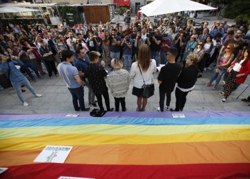 Medio centenar de personas se concentran en Chueca en defensa del colectivo ‘trans’