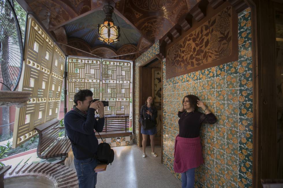 Dos visitants es fotografien a la Casa Vicens de Barcelona.
