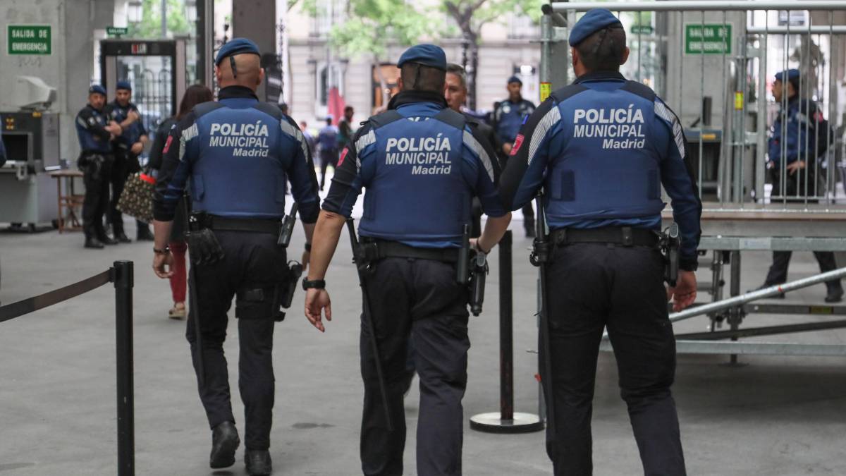 Agentes de la Policía Municipal en un acto oficial en el palacio de Cibeles, el pasado viernes.