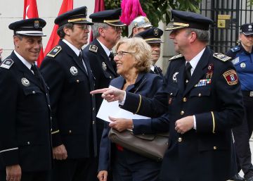 La alcaldesa se reconcilia con la Policía Municipal en una celebración restringida