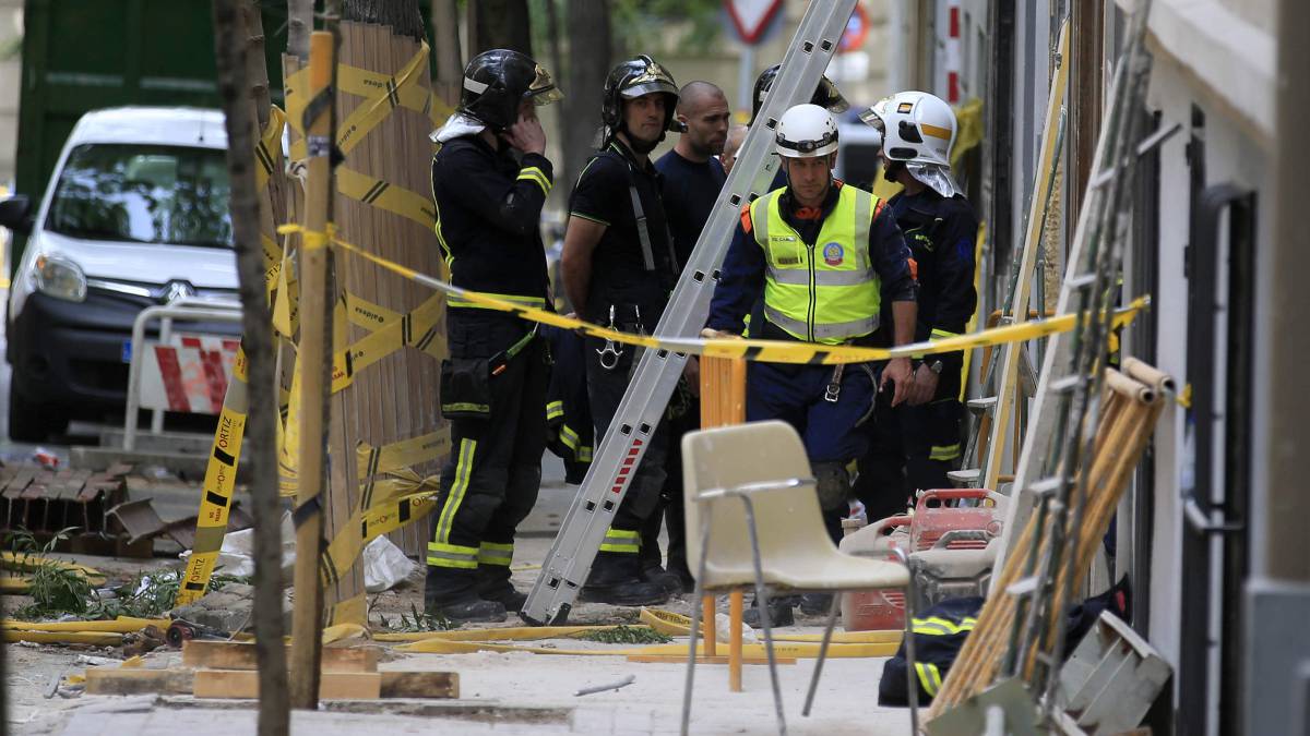 Bomberos trabajan en el edificio siniestrado en Madrid.