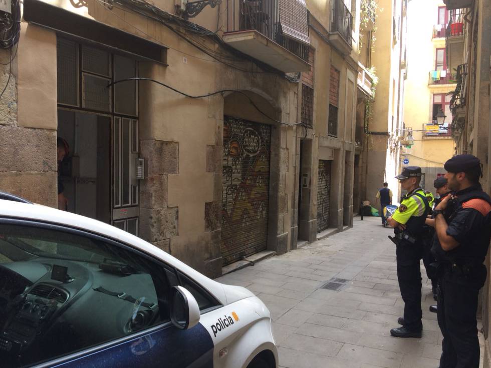 Operació policial en un narcopiso aquest divendres al barri Gòtic de Barcelona.