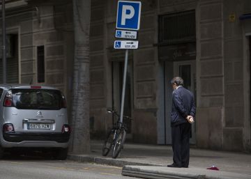 Barcelona redueix les places d’aparcament per a discapacitats