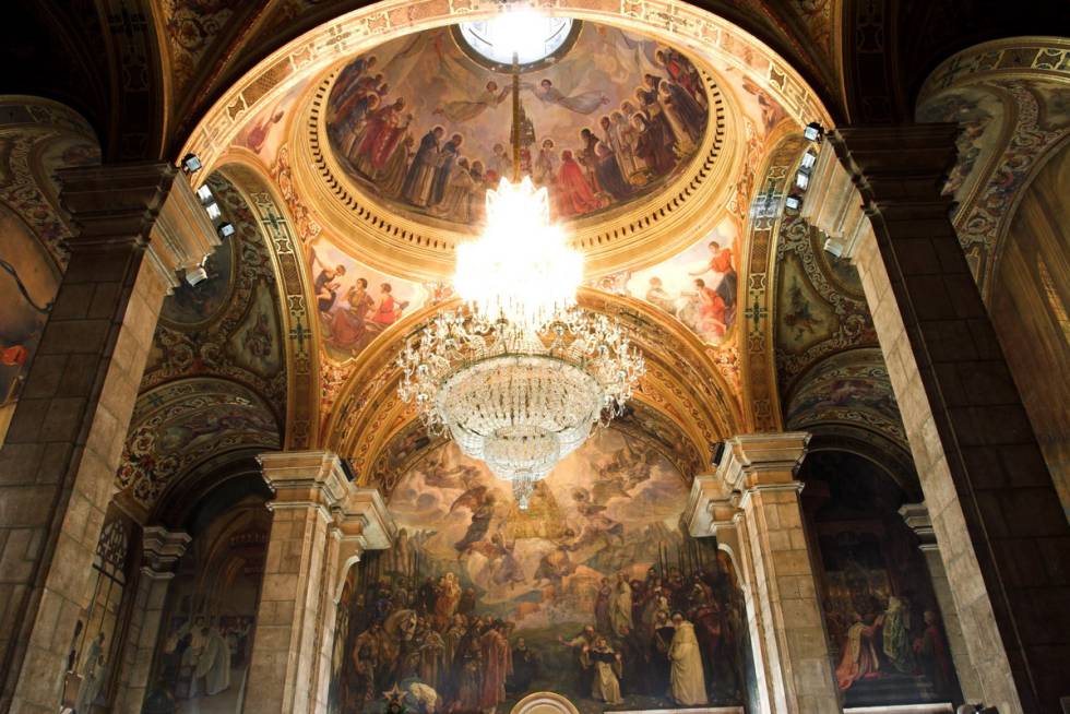 Zona central del Saló Sant Jordi del Palau de la Generalitat. Sota la pintura de la cúpula és on està la inscripció