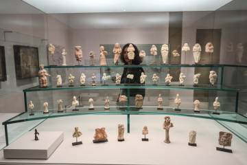 Figuras antiguas de personas con instrumentos de música.